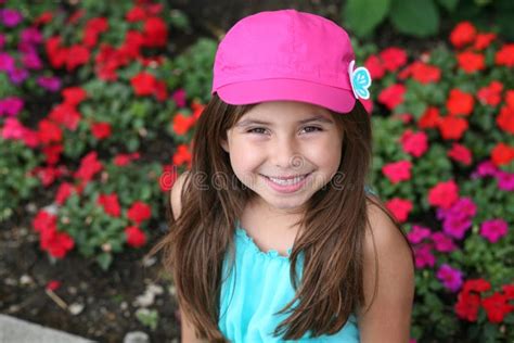 Lächelndes Latina Mädchen Mit Klammern Stockbild Bild von leute tweens