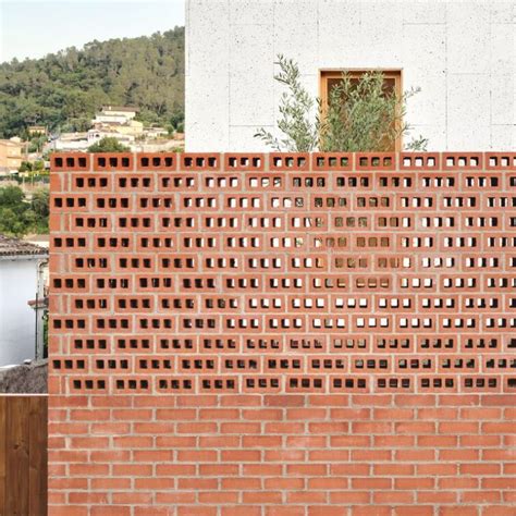 Casa Sobre Un Zócalo De Ladrillo En España Agora Arquitectura