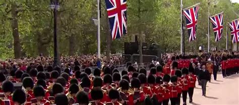 Caix O De Elizabeth Ii Deixa Buckingham Em Dire O A Westminster Hall