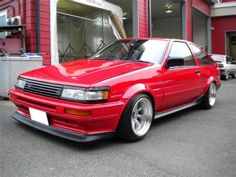 Another fine looking AE86, considering they are around 30 years old ...