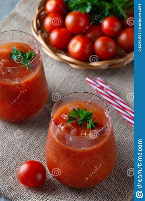 Tomatensap Met Ijs In Een Glazen Peterselie En Tomaten Bij Het Sappen