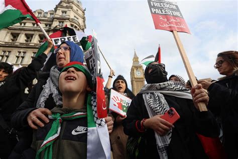 Dezenas De Milhares De Manifestantes Em Londres Pedem Fim Da Ofensiva