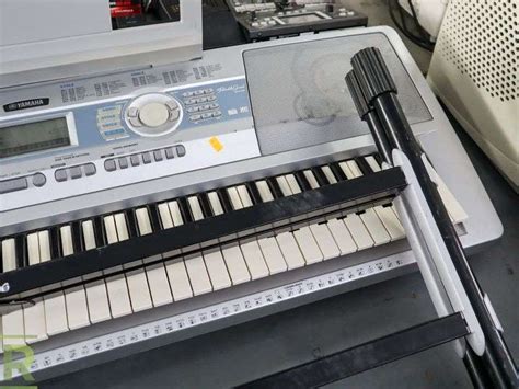 Yamaha Dgx 200 Electronic Keyboard With Stand Roller Auctions