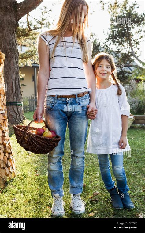 Se Tenir La Main Et Mere Et Enfant Banque De Photographies Et Dimages