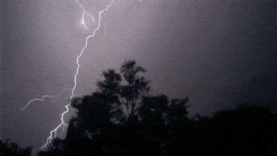 lightning strikes produce ozone