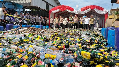 Polres Indramayu Musnahkan Botol Miras Hasil Operasi Penyakit