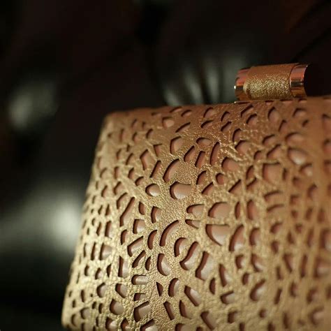 Перфорированная кожа отблеска золота