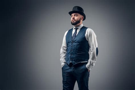 Portrait D Un L Gant Homme Barbu V Tu D Un Gilet Et D Un Chapeau