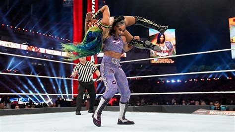 Bianca Belair defends her title against Sasha Banks