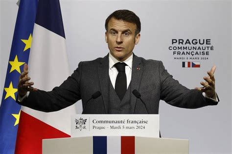 Guerre En Ukraine à Prague Emmanuel Macron Appelle Les Alliés De Kiev à “ne Pas être Lâches”