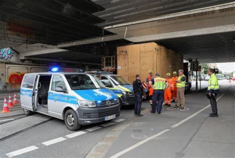 LKW bleibt unter Brücke stecken Massive Verkehrsbehinderungen