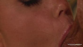 Alison Tyler está al acecho una vez más mientras chupa y folla a un chico XVIDEOS