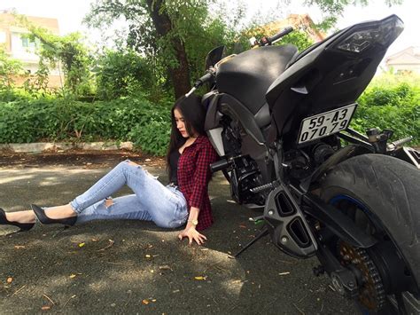 Hot girl tạo dáng bên Kawasaki Z hầm hố
