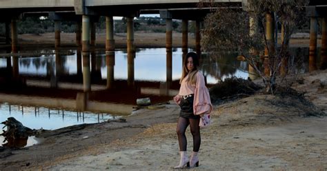 Caravana De La Moda Nude Con Super Mangas