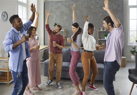 Grupo De Felices Amigos Multirraciales Bailando Bebiendo Y