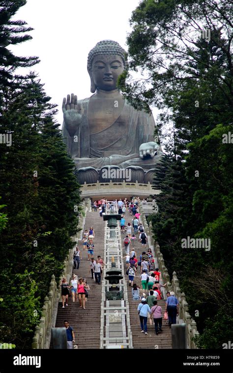 La Estatua Del Gran Buda El Monasterio Po Lin La Isla De Lantau Hong