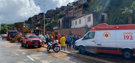 Trabalhador Parcialmente Soterrado Em Canteiro De Obras No Pau Da