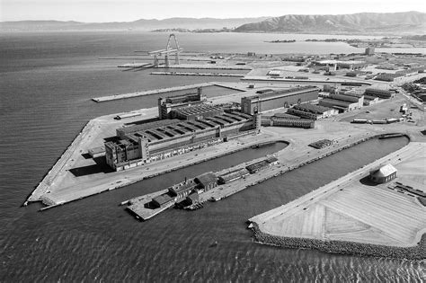 File:Hunters Point Naval Shipyard by Chris Michel 02.jpg - Wikipedia