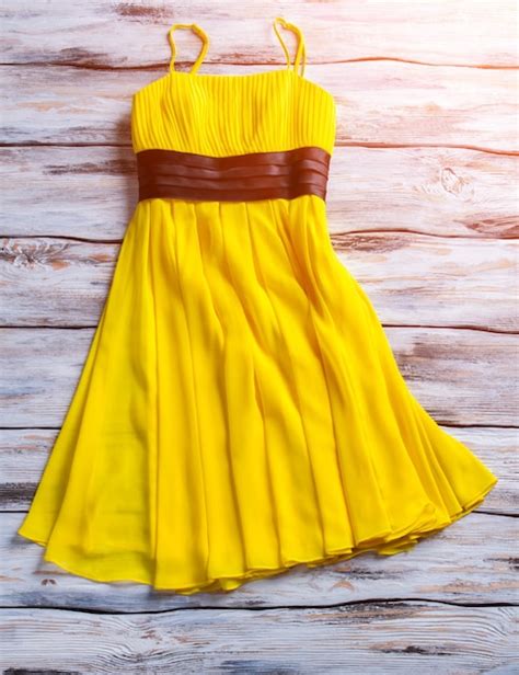 Photos Robe Jaune, 89 000+ photos de haute qualité gratuites