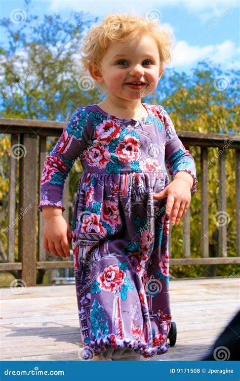 Petite Fille D Une Chevelure Blonde Mignonne Photo Stock Image Du Couleur Fixation 9171508