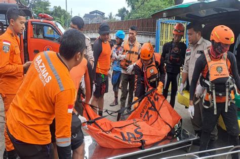 Hari Tenggelam Di Kali Ciliwung Bocah Tahun Ditemukan Tewas Di