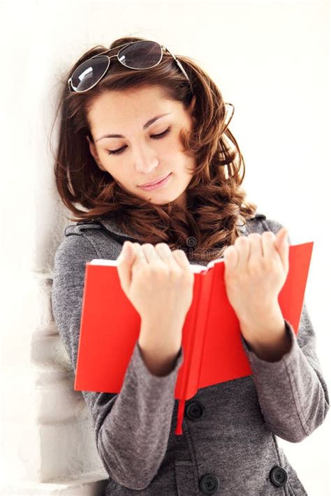 Mujer Hermosa Joven Que Lee Un Libro Imagen De Archivo Imagen De