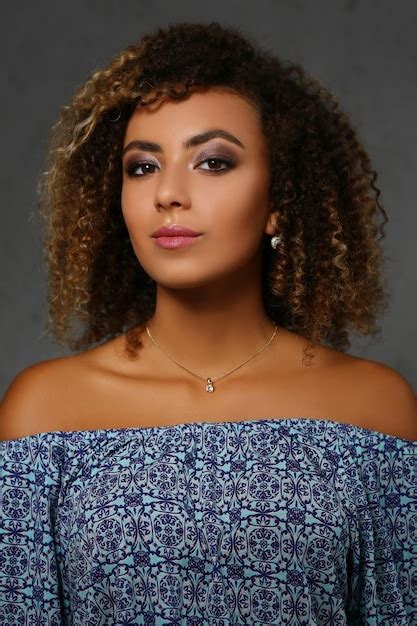 Hermosa Joven Dama Latina Peinado Ondulado Foto De Estudio Profesional Foto Premium