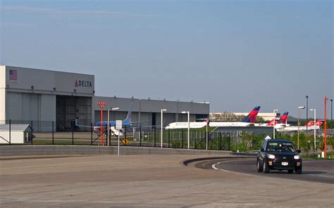 Delta Hanger I Dont Know Why The American 737 Was Hanging Flickr