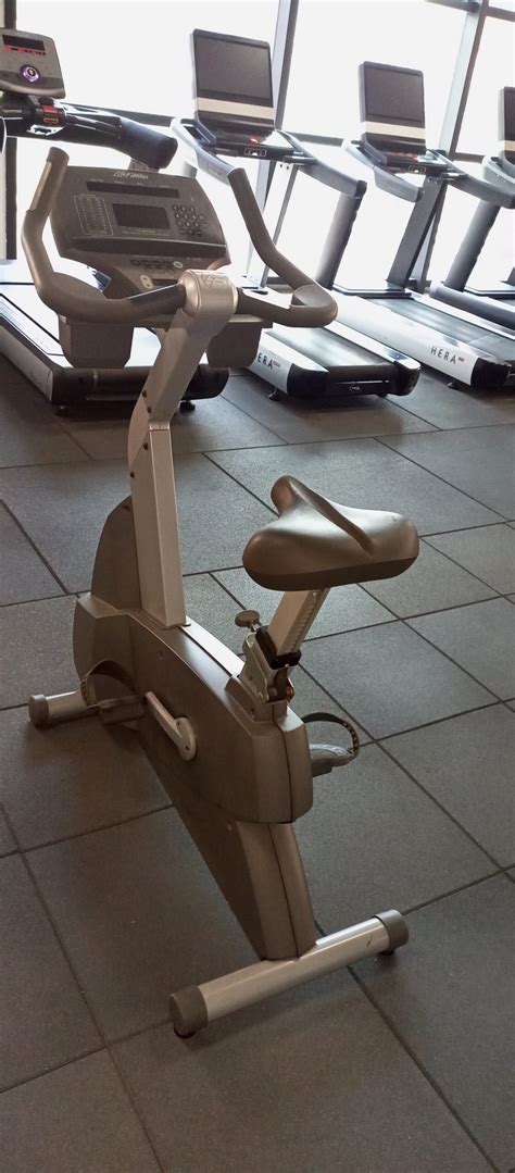 Life Fitness Upright Bike