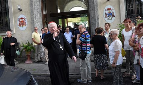 Triuggio Folla Di Fedeli Per Rendere Omaggio A Dionigi Tettamanzi Foto