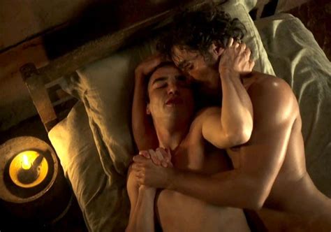 Cena de sexo gay em Liberdade gera comentários preconceituosos na web