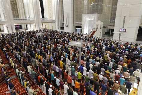 Umat Islam Seluruh Negara Tunai Solat Tarawih Imarahkan Malam Pertama