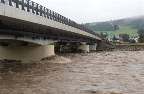 Ulewne deszcze i wezbrane wody zagrażają infrastrukturze drogowej na