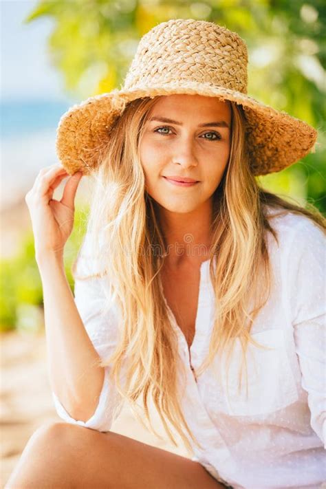 Portrait De Belle Fille Blonde Sur La Plage Photo Stock Image Du Horizon Amusement