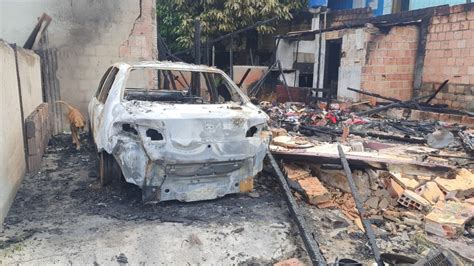 Criminosos ateiam fogo a carro e chamas também destroem casa