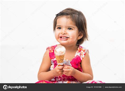 Niño O Niña Adorable Indio Lamiendo O Comiendo Helado De Chocolate En Cono Y Mostrando Felicidad