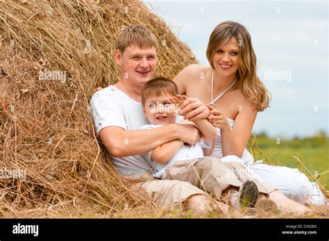 Kind Liegt Im Stroh Fotos Und Bildmaterial In Hoher Aufl Sung Alamy