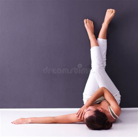 Femme Se Trouvant Sur Le Plancher Avec Des Jambes Photo Stock Image