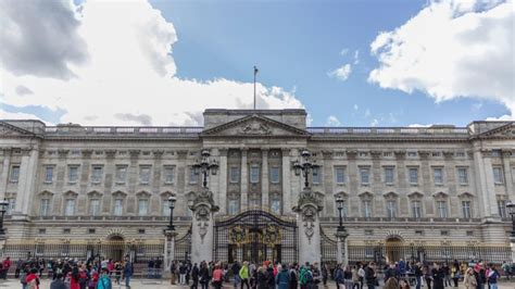 What's inside of Buckingham Palace? - Love To Visit London