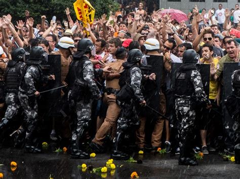 G Manifestantes Invadem P Tio Da Alep E Governo Pede Retirada De