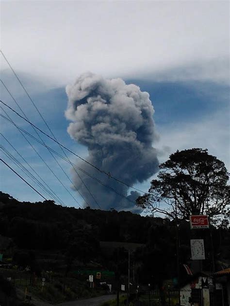 Volc N Turrialba Lanz Piedras De Hasta Cuatro Kilos A Un Kil Metro De