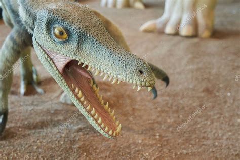 R Plica De Dinosaurio En El Museo Paleontol Gico De Cuenca Castilla La