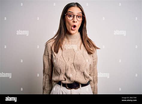 Jeune Femme D Affaires Brunette Portant Un Pull D Contract Et Des Lunettes Se Tenant Peur Et