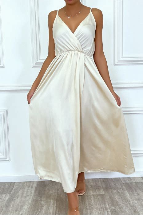 Robe satin cache coeur longue fluide beige à bretelles fines avec fente