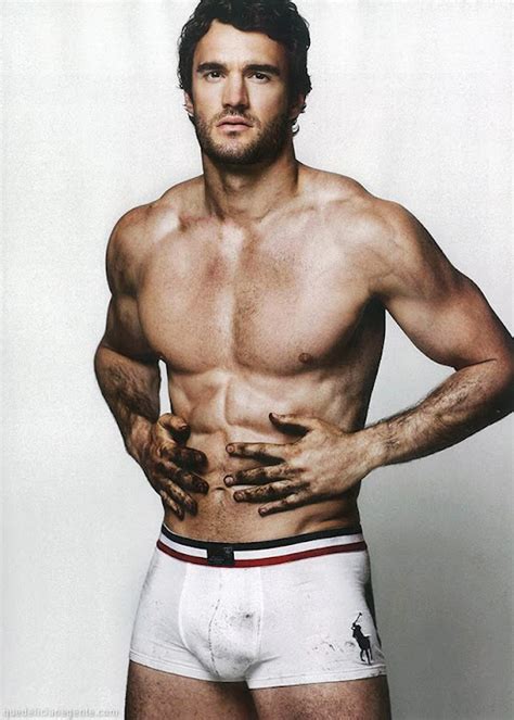 Omg Good Evans Thom Evans Is Single And Naked Omg Blog