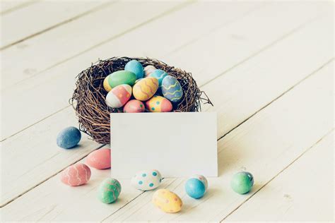 Bunt Ostern Eier Im Das Nest Und Papier Karte Auf Holz Tabelle