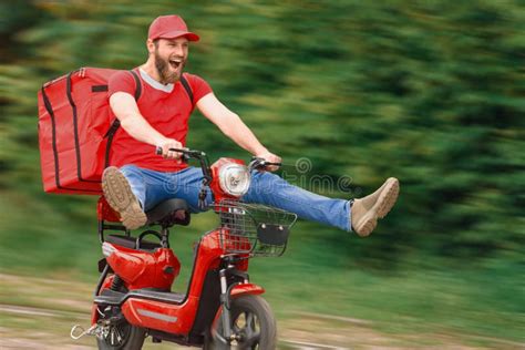 Un Repartidor De Comida En Una Motocicleta Roja Con Una Bolsa De