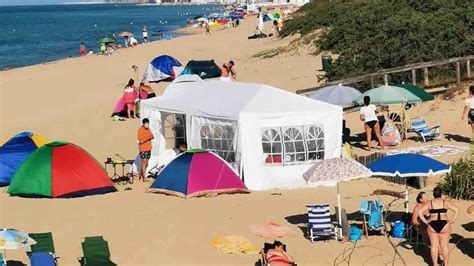 Famiglia Pianta Una Maxi Tenda Sulla Spiaggia Multa Da Euro