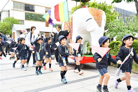 仲良く元気に旗を振り 飯田仏教会 園児が「花まつり市中行進」 南信州新聞電子版