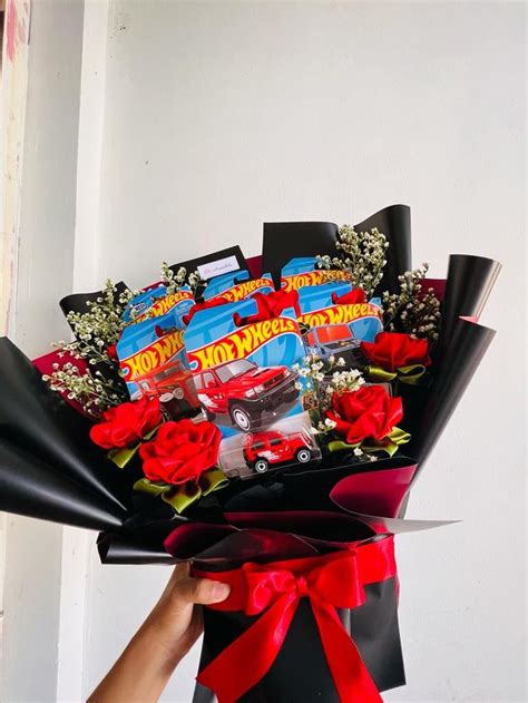 Ramo Con Hotwheels Hot Wheel Gifts Flower Gift Ideas Cute Boyfriend Gifts